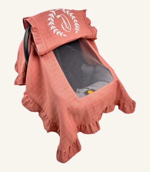 Gül kurusu tek kat müslin kumaştan, kapaklı ve kapak kenarları fırfırlı, tül pencereli, kişiselleştirilebilir puset örtüsü.