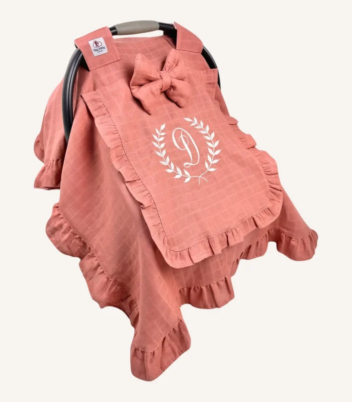 Gül kurusu tek kat müslin kumaştan, kapaklı ve kapak kenarları fırfırlı, tül pencereli, kişiselleştirilebilir puset örtüsü.