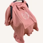 Gül kurusu tek kat müslin kumaştan fırfırlı, kapaklı puset örtüsü; tül pencereli ve kişiselleştirilebilir nakış detaylı model.