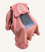 Gül kurusu tek kat müslin kumaştan fırfırlı, kapaklı puset örtüsü; tül pencereli ve kişiselleştirilebilir nakış detaylı model.