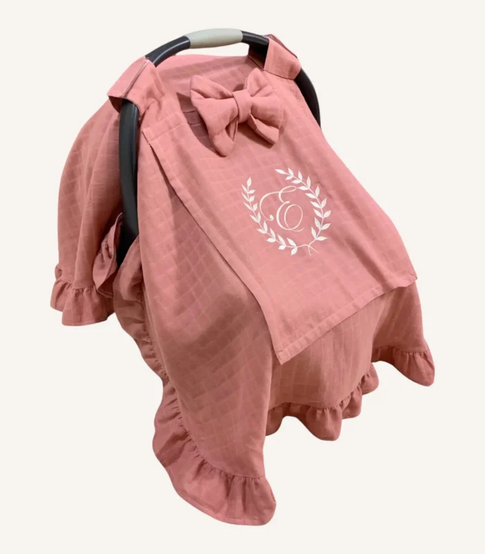 Gül kurusu tek kat müslin kumaştan fırfırlı, kapaklı puset örtüsü; tül pencereli ve kişiselleştirilebilir nakış detaylı model.