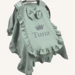 Haki tek kat müslin kumaştan, kapaklı ve kapak kenarları fırfırlı, tül pencereli, kişiselleştirilebilir puset örtüsü.