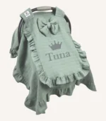 Haki tek kat müslin kumaştan, kapaklı ve kapak kenarları fırfırlı, tül pencereli, kişiselleştirilebilir puset örtüsü.