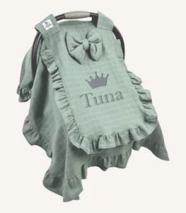 Haki tek kat müslin kumaştan, kapaklı ve kapak kenarları fırfırlı, tül pencereli, kişiselleştirilebilir puset örtüsü.