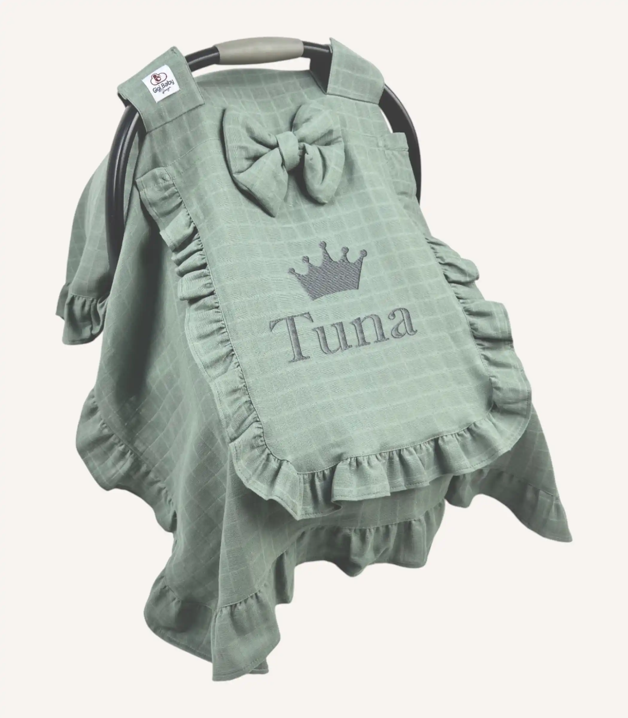 haki-muslin-firfirli-kapakli-puset-ortusu Haki tek kat müslin kumaştan, kapaklı ve kapak kenarları fırfırlı, tül pencereli, kişiselleştirilebilir puset örtüsü.