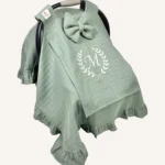 Haki tek kat müslin kumaştan fırfırlı, kapaklı puset örtüsü; tül pencereli ve kişiselleştirilebilir nakış detaylı model.