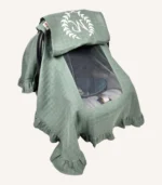 Haki tek kat müslin kumaştan fırfırlı, kapaklı puset örtüsü; tül pencereli ve kişiselleştirilebilir nakış detaylı model.