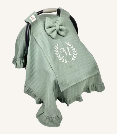 Haki tek kat müslin kumaştan fırfırlı, kapaklı puset örtüsü; tül pencereli ve kişiselleştirilebilir nakış detaylı model.