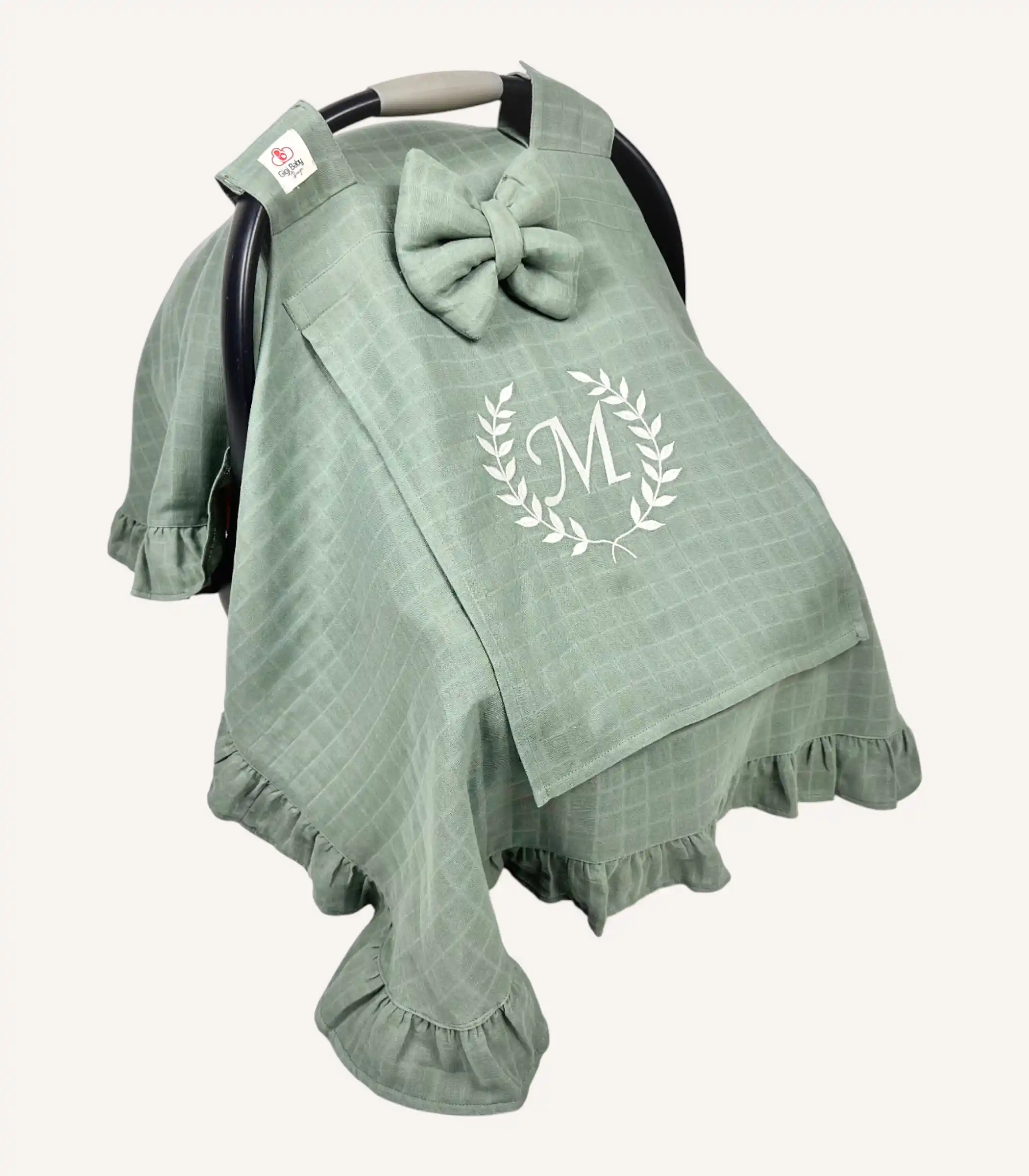 haki-tek-kat-muslin-firfirli-puset-ortusu Haki tek kat müslin kumaştan fırfırlı, kapaklı puset örtüsü; tül pencereli ve kişiselleştirilebilir nakış detaylı model.