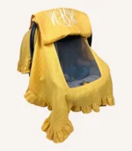 Hardal tek kat müslin kumaştan fırfırlı, kapaklı puset örtüsü; tül pencereli ve kişiselleştirilebilir nakış detaylı model.