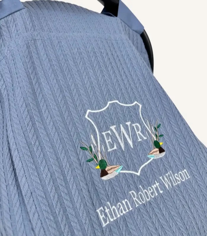 İndigo mavi örgü pike kumaştan, fırfırlı kenarlara sahip, sade kapaklı puset örtüsü.