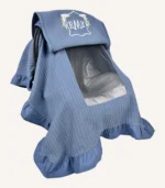 İndigo mavi örgü pike kumaştan, fırfırlı kenarlara sahip, sade kapaklı puset örtüsü.