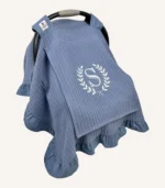 İndigo mavi örgü pike kumaştan, fırfırlı kenarlara sahip, sade kapaklı puset örtüsü.