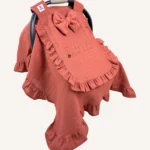 Kiremit tek kat müslin kumaştan, kapaklı ve kapak kenarları fırfırlı, tül pencereli, kişiselleştirilebilir puset örtüsü.