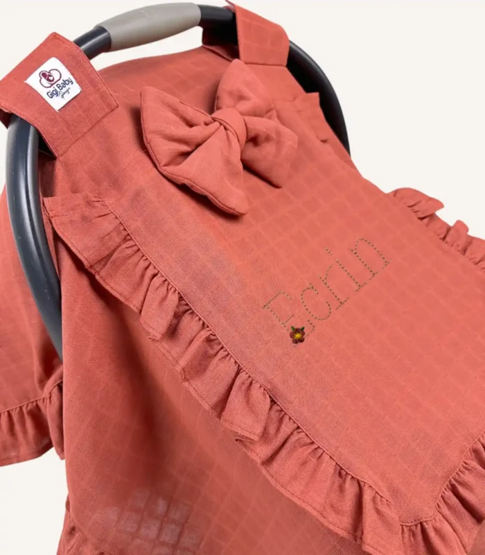 Kiremit tek kat müslin kumaştan, kapaklı ve kapak kenarları fırfırlı, tül pencereli, kişiselleştirilebilir puset örtüsü.