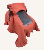 Kiremit tek kat müslin kumaştan, kapaklı ve kapak kenarları fırfırlı, tül pencereli, kişiselleştirilebilir puset örtüsü.