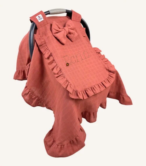 Kiremit tek kat müslin kumaştan, kapaklı ve kapak kenarları fırfırlı, tül pencereli, kişiselleştirilebilir puset örtüsü.