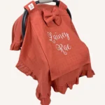 Kiremit tek kat müslin kumaştan fırfırlı, kapaklı puset örtüsü; tül pencereli ve kişiselleştirilebilir nakış detaylı model.