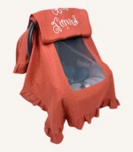 Kiremit tek kat müslin kumaştan fırfırlı, kapaklı puset örtüsü; tül pencereli ve kişiselleştirilebilir nakış detaylı model.