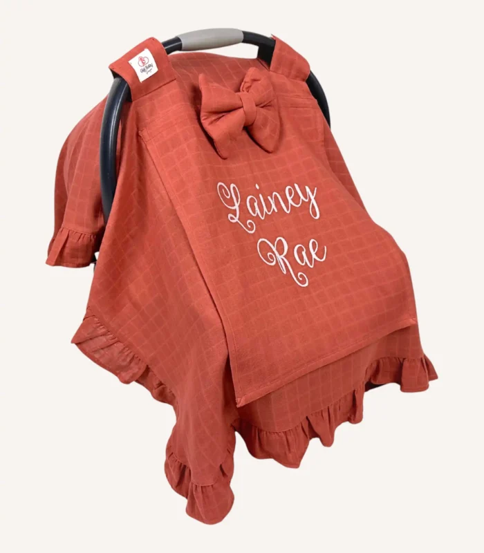 Kiremit tek kat müslin kumaştan fırfırlı, kapaklı puset örtüsü; tül pencereli ve kişiselleştirilebilir nakış detaylı model.