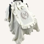 Krem tek kat müslin kumaştan, kapaklı ve kapak kenarları fırfırlı, tül pencereli, kişiselleştirilebilir puset örtüsü.