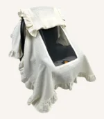 Krem tek kat müslin kumaştan, kapaklı ve kapak kenarları fırfırlı, tül pencereli, kişiselleştirilebilir puset örtüsü.