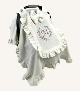 Krem tek kat müslin kumaştan, kapaklı ve kapak kenarları fırfırlı, tül pencereli, kişiselleştirilebilir puset örtüsü.