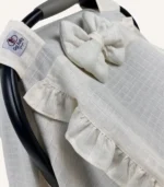 Krem tek kat müslin kumaştan, kapaklı ve kapak kenarları fırfırlı, tül pencereli, kişiselleştirilebilir puset örtüsü.