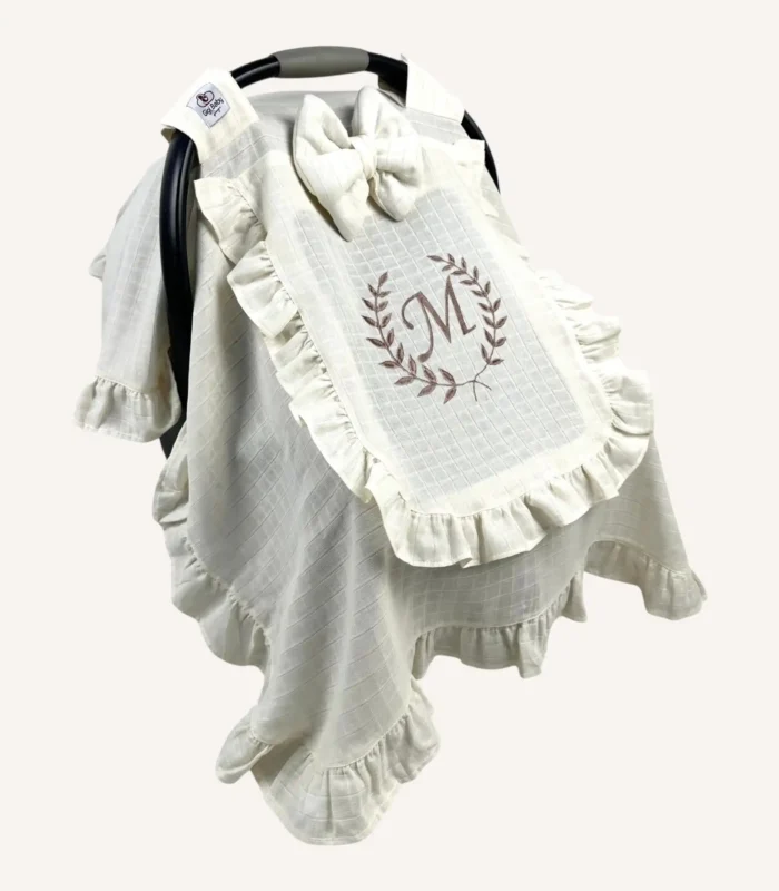Krem tek kat müslin kumaştan, kapaklı ve kapak kenarları fırfırlı, tül pencereli, kişiselleştirilebilir puset örtüsü.