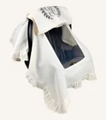 Krem tek kat müslin kumaştan fırfırlı, kapaklı puset örtüsü; tül pencereli ve kişiselleştirilebilir nakış detaylı model.