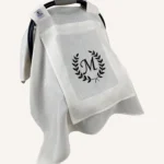 Krem tek kat müslin kumaştan, fırfırsız, kapaklı ve tül pencereli, kişiselleştirilebilir puset örtüsü.