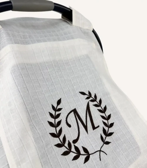 Krem tek kat müslin kumaştan, fırfırsız, kapaklı ve tül pencereli, kişiselleştirilebilir puset örtüsü.