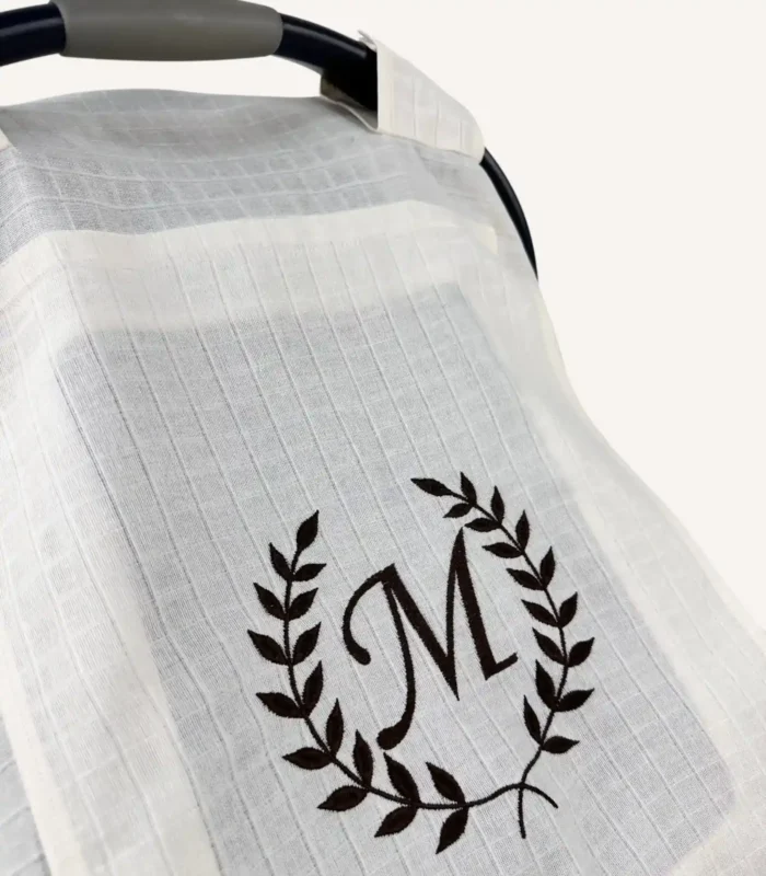 Krem tek kat müslin kumaştan, fırfırsız, kapaklı ve tül pencereli, kişiselleştirilebilir puset örtüsü.