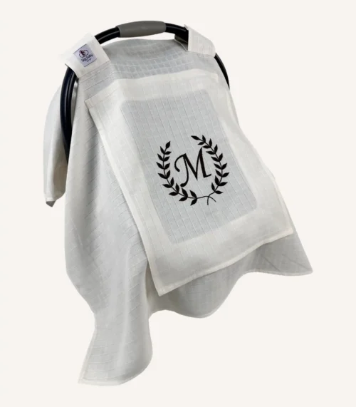 Krem tek kat müslin kumaştan, fırfırsız, kapaklı ve tül pencereli, kişiselleştirilebilir puset örtüsü.