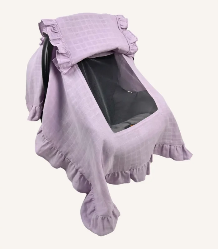 Lila tek kat müslin kumaştan, kapaklı ve kapak kenarları fırfırlı, tül pencereli, kişiselleştirilebilir puset örtüsü.