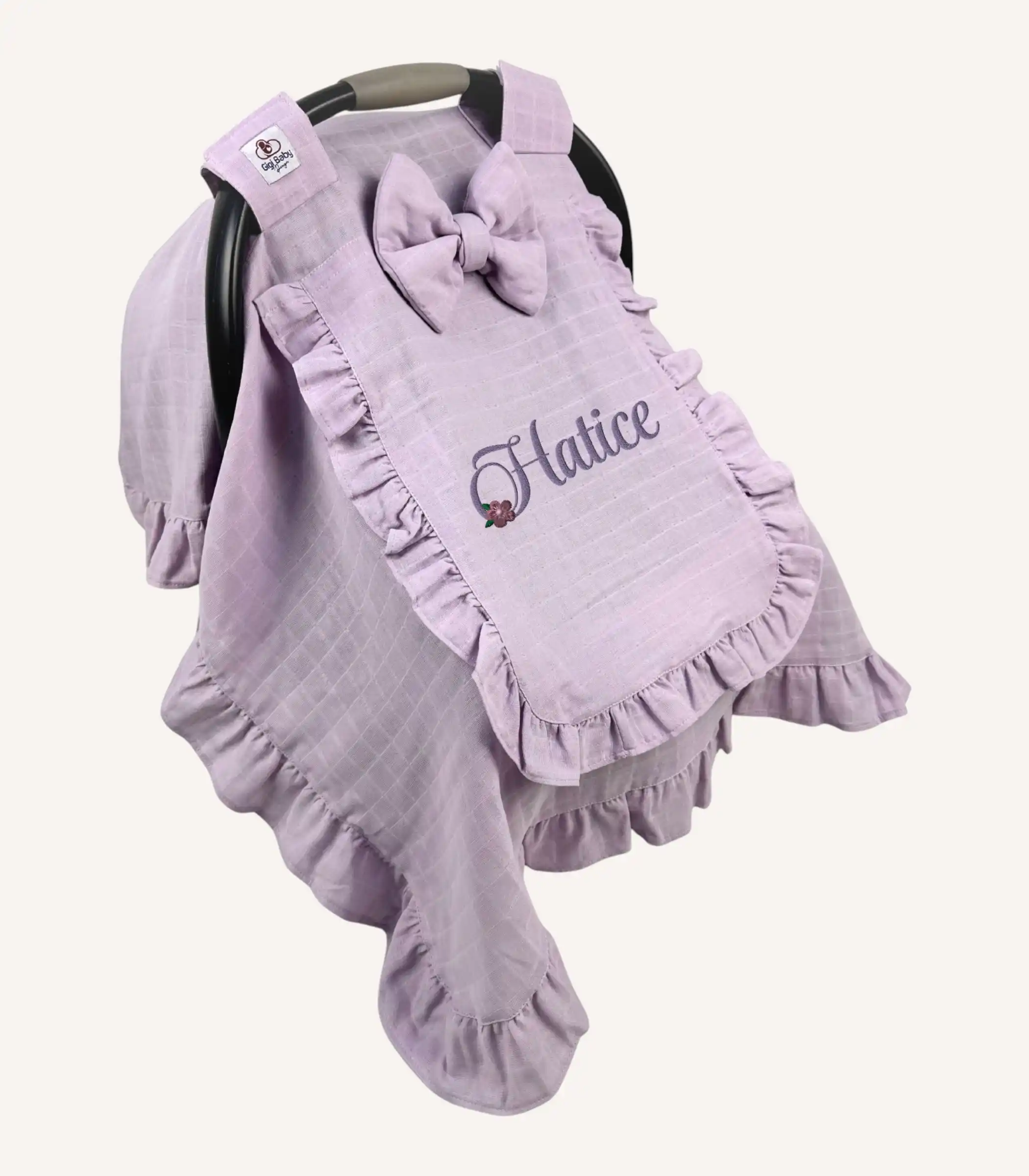 lila-muslin-firfirli-kapakli-puset-ortusu Lila tek kat müslin kumaştan, kapaklı ve kapak kenarları fırfırlı, tül pencereli, kişiselleştirilebilir puset örtüsü.