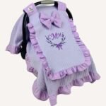 Lila örgü pike kumaştan fırfırlı, kapaklı puset örtüsü; kişiselleştirilebilir nakış detaylı model.