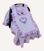 Lila örgü pike kumaştan fırfırlı, kapaklı puset örtüsü; kişiselleştirilebilir nakış detaylı model.