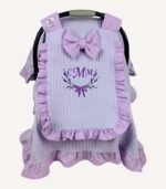 Lila örgü pike kumaştan fırfırlı, kapaklı puset örtüsü; kişiselleştirilebilir nakış detaylı model.