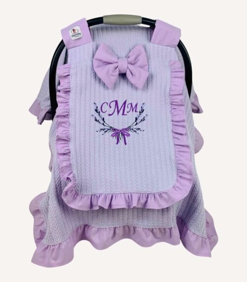 Lila örgü pike kumaştan fırfırlı, kapaklı puset örtüsü; kişiselleştirilebilir nakış detaylı model.