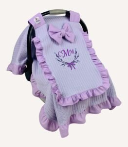 Lila örgü pike kumaştan fırfırlı, kapaklı puset örtüsü; kişiselleştirilebilir nakış detaylı model.