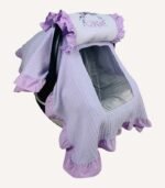 Lila örgü pike kumaştan fırfırlı, kapaklı puset örtüsü; kişiselleştirilebilir nakış detaylı model.