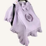 Lila tek kat müslin kumaştan fırfırlı, kapaklı puset örtüsü; tül pencereli ve kişiselleştirilebilir nakış detaylı model.