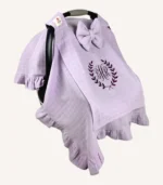 Lila tek kat müslin kumaştan fırfırlı, kapaklı puset örtüsü; tül pencereli ve kişiselleştirilebilir nakış detaylı model.