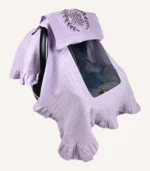 Lila tek kat müslin kumaştan fırfırlı, kapaklı puset örtüsü; tül pencereli ve kişiselleştirilebilir nakış detaylı model.