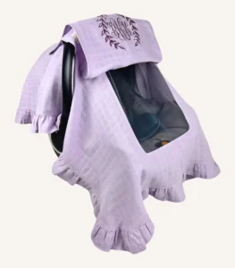 Lila tek kat müslin kumaştan fırfırlı, kapaklı puset örtüsü; tül pencereli ve kişiselleştirilebilir nakış detaylı model.