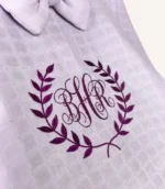 Lila tek kat müslin kumaştan fırfırlı, kapaklı puset örtüsü; tül pencereli ve kişiselleştirilebilir nakış detaylı model.