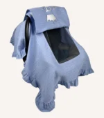 Mavi tek kat müslin kumaştan fırfırlı, kapaklı puset örtüsü; tül pencereli ve kişiselleştirilebilir nakış detaylı model.