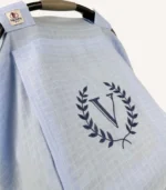 Mavi tek kat müslin kumaştan, fırfırsız, kapaklı ve tül pencereli, kişiselleştirilebilir puset örtüsü.