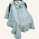 Mint tek kat müslin kumaştan fırfırlı, kapaklı puset örtüsü; tül pencereli ve kişiselleştirilebilir nakış detaylı model.